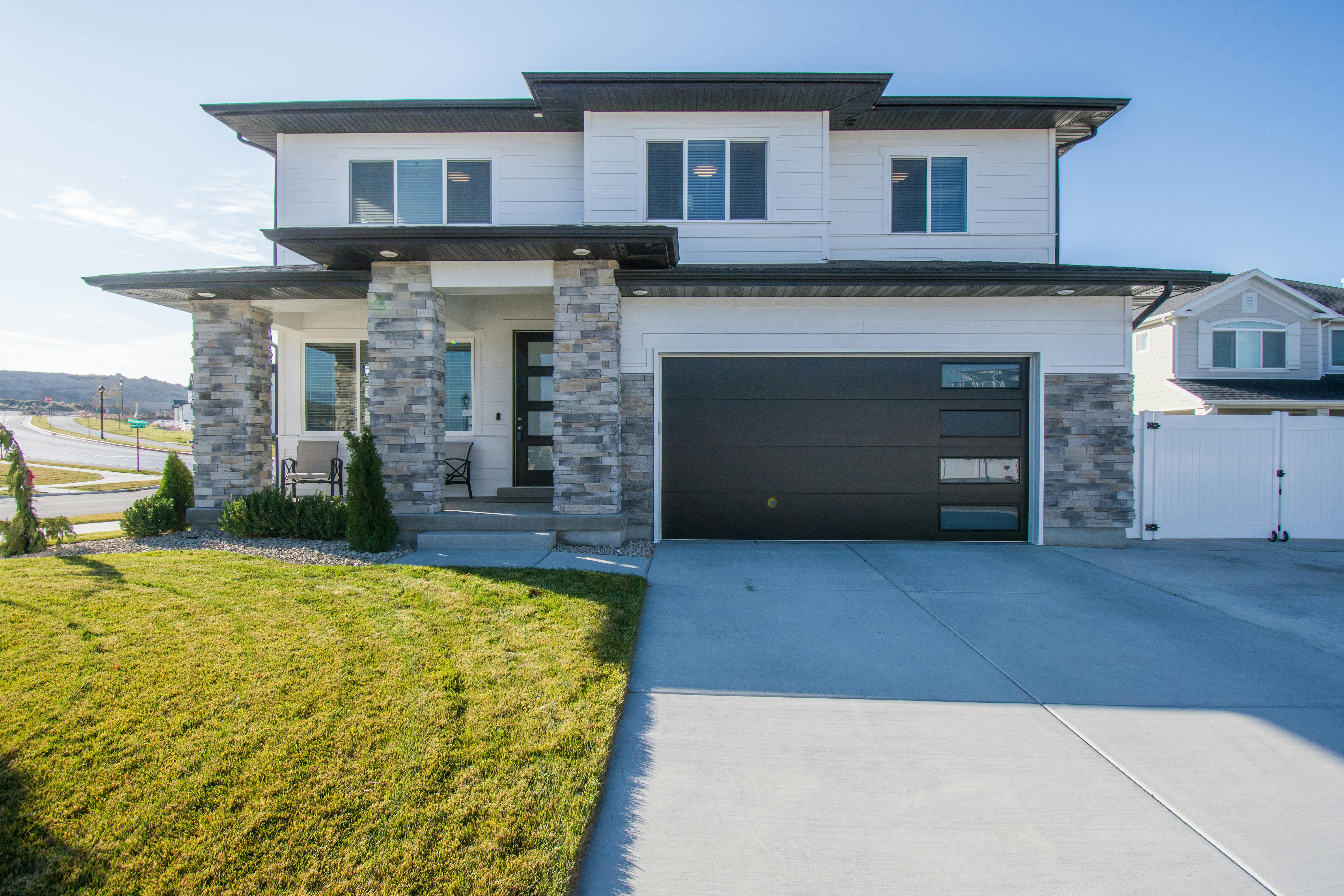 Two-tone Exterior House Colors to Highlight Details | WOW 1 DAY PAINTING